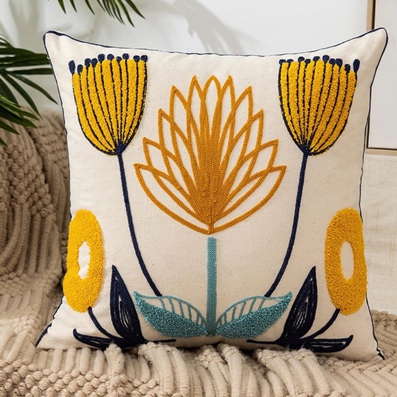 Spring throw pillow - Picture 4 of 5